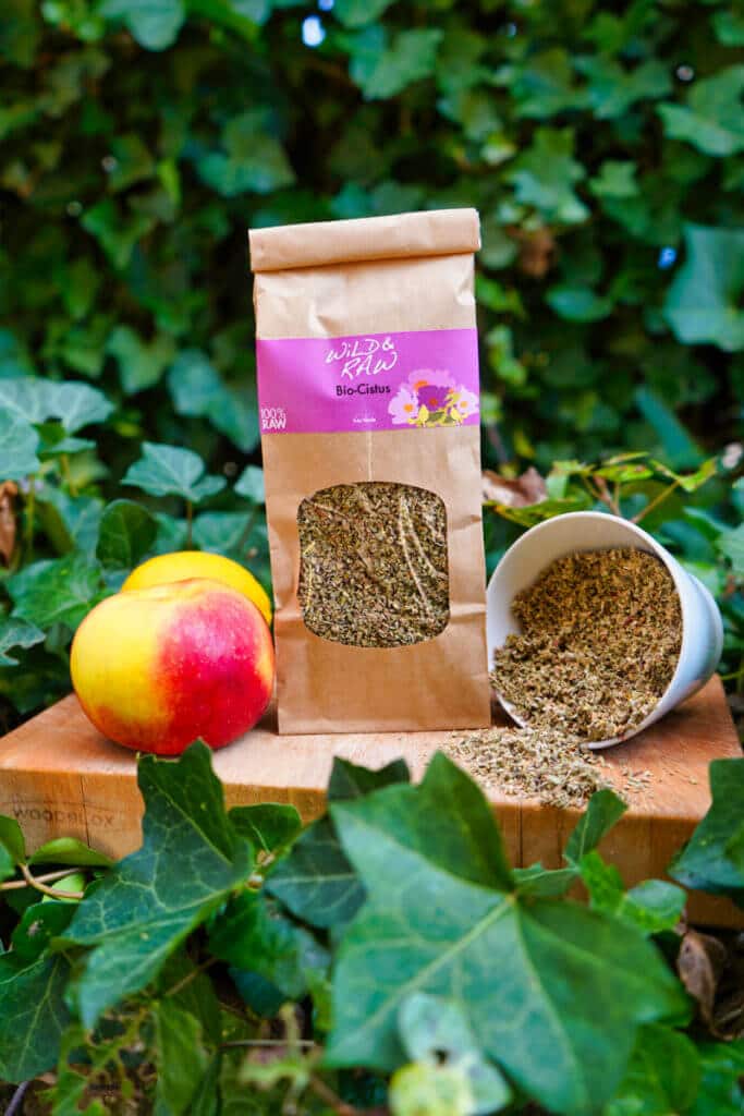 Vita Verde Bio-Cistus Incanus Packung auf Holzbrett im Garten Produktbild