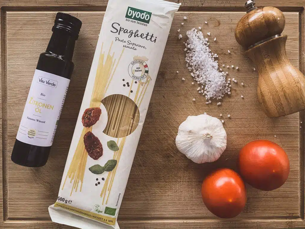 Spaghetti mit Tomaten und Zitronenöl