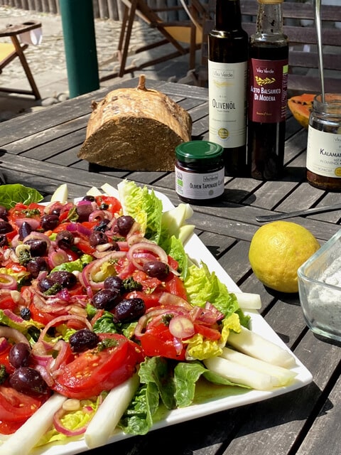 tomatensalat-mit-roten-zwiebeln-und-oliven-auf-romana-blaettern1