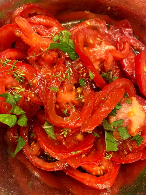 tomatensalat-mit-roten-zwiebeln-und-oliven-auf-romana-blaettern5
