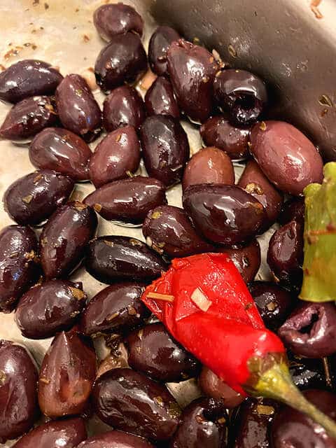 tomatensalat-mit-roten-zwiebeln-und-oliven-auf-romana-blaettern6